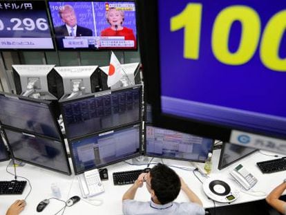 Operadores viendo el debate entre los candidatos a la presidencia de EE UU.