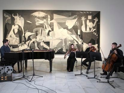 Aitor Etxebarria y su trío de cuerda durante la actuación frente al Guernica en el Museo Reina Sofia de Madrid. Jaime Villanueva