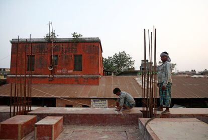 Indian labourers work to build a new railway station in front of the old station in Janakpur, Nepal, June 4, 2017. REUTERS/Navesh Chitrakar  SEARCH "CHITRAKAR RAILWAY" FOR THIS STORY. SEARCH "WIDER IMAGE" FOR ALL STORIES.