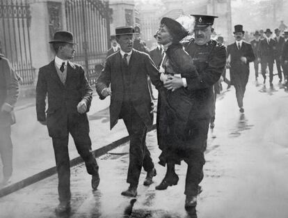 El 21 de mayo de 1914, la sufragista Emmeline Pankhurst es detenida en Londres.