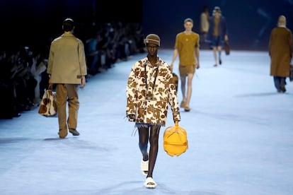 Un modelo con un conjunto de Fendi durante el desfile de la firma italiana en Milán, el 18 de junio de 2022.