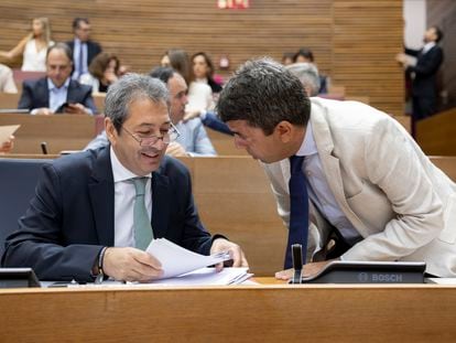 El presidente de la Generalitat, Carlos Mazón, conversa con el vicepresidente primero del Consell y consejero de Cultura y Deporte, Vicente Barrera (VOX), durante una sesión de las Cortes Valencianas.
