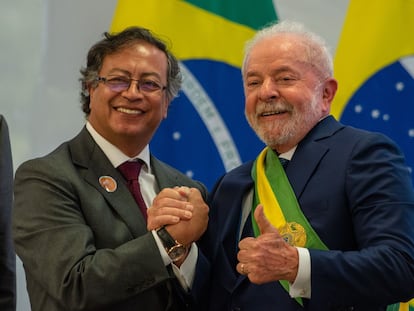 El presidente de Colombia, Gustavo Petro, saluda a Luiz Inacio Lula da Silva en su posesión, este domingo en Brasilia.