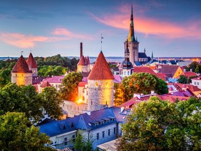 Panorámica al atardecer del casco viejo de la ciudad de Tallin (Estonia).