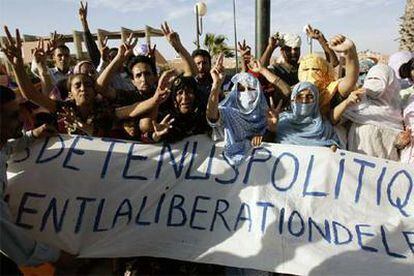 Manifestación saharaui en El Aaiún pidiendo la liberación de presos detenidos en Marruecos, el 10 de junio.