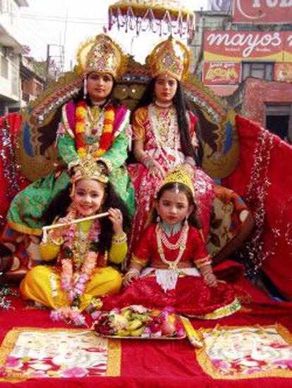 Durante las fiestas de Dashain los nepalíes se engalanan, estrenan ropa y hacen ofrendas para honrar a los dioses.