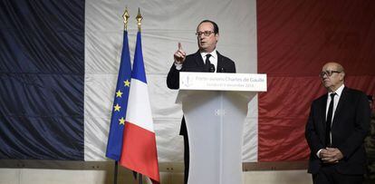 Hollande, junto al ministro de Defensa franc&eacute;s este viernes en el portaaviones Charles de Gaulle, en el Mediterr&aacute;neo. 