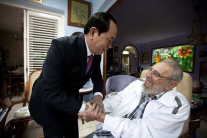 Fidel Castro recibe al presidente de Vietnam, Tran Dai Quang, el 15 de noviembre de 2016 en su casa de La Habana, en una de las últimas imágenes distribuidas del líder cubano antes de su muerte.