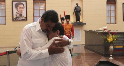 Maduro abraza a Maradona ante los restos de Hugo Ch&aacute;vez.