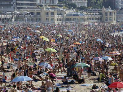 Playa llena de turistas