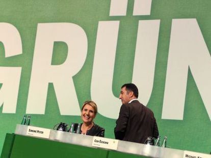 Simone Peter y Cem &Ouml;zdemir, copresidentes de Los Verdes, en Hamburgo.