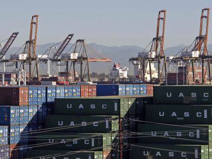 Contenedores en el puerto de Los &Aacute;ngeles, el jueves. 