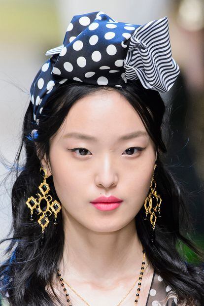 Dolce & Gabbana apuesta por accesorios mayúsculos  con diferentes estampados muy apetecibles como este de lunares y rayas.