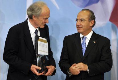 El historiador Jean Meyer (izquierda) recibe ayer lunes el Premio Nacional de Ciencias y Artes de manos del presidente mexicano, Felipe Calderón.