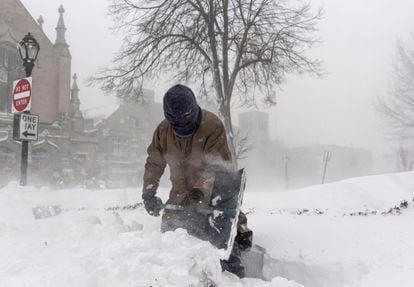 Un hombre retira nieve en Buffalo, New York, este sábado. 