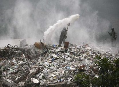 Un soldado busca entre los escombros en la provincia de Sichuan.