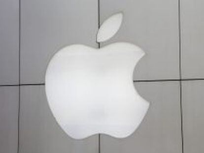 Logotipo de Apple en una tienda de la compa&ntilde;&iacute;a.