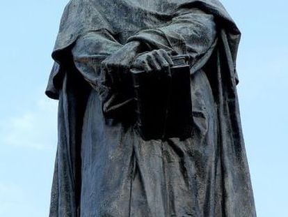 Estatua erigida en memoria de Giordano Bruno, en Roma.