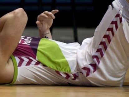 Causeur tumbado en la cancha del Martín Carpena este jueves en el partido contra Unicaja.