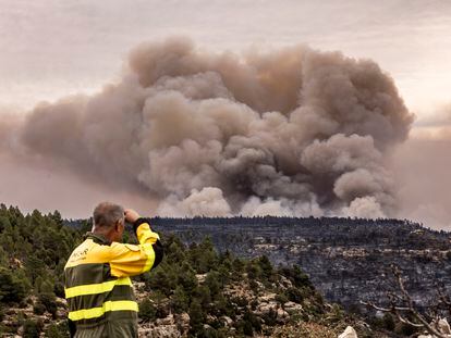 Incendio forestal en el término municipal de Villanueva de Viver, en la zona limítrofe de las provincias de Castellón y Teruel, el pasado 23 de marzo.
