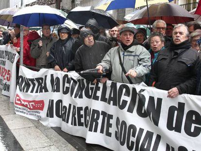 Concentraci&oacute;n de pensionistas frente al Ministerio de Hacienda.