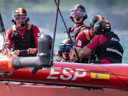 Diego Botín, a la izquierda, al volante del F50 español de SailGP, en su debut, en Sídney.