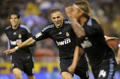 Guti, en primer término, celebra el segundo gol del Madrid, el de su taconazo a Benzema, que corre a abrazarle al igual que Kaká, al fondo.