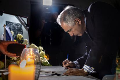 Francisco Chahuán, miembro del partido Renovación Nacional, firma un libro de condolencias en la sede del partido.