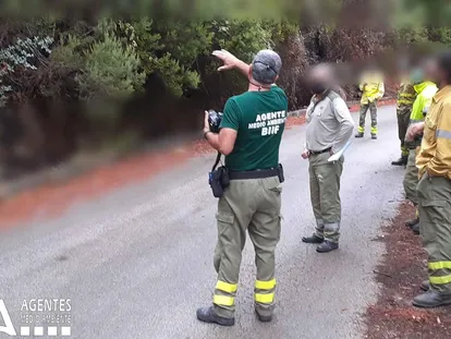 Miembros de la Brigada de Investigación de Incendios Forestales trabajan en el reconocimiento de la zona afectada por el incendio de Sierra Bermeja, en Málaga. / INFOCA