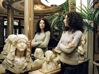 Leila Guerriero posa para ICON bajo la atenta mirada del busto de en medio. Algo de envidia se puede adivinar.