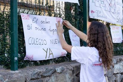 Una niña coloca un cartel de protesta, el pasado miércoles en el colegio Daidín de Benahavís (Málaga).
