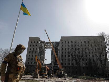 Un militar monta guardia el jueves ante el bloque de edificios en el que impactó el misil ruso el pasado martes en Mikolaiv, en la región de Odesa (Ucrania).