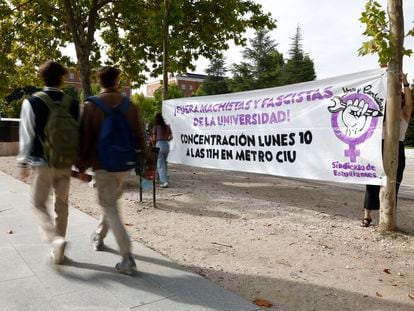 Cartel de convocatoria contra el machismo, este viernes en la avenida Complutense en Madrid.