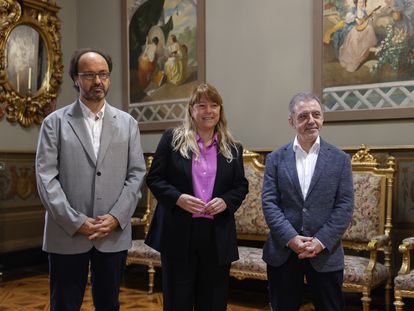 El nuevo asesor del Departamento de Cultura, Manuel Borja-Villel (d), junto a la consejera de Cultura, Natàlia Garriga (c), y el director del MNAC, Pepe Serra (i) EFE/Toni Albir