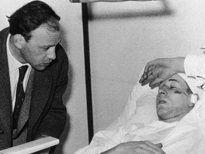 Bobby Chartlon, leyenda del Manchester United, en el hospital de Múnich (1958). GETTY