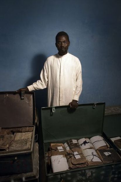 Ismael Diadié con parte de la colección.