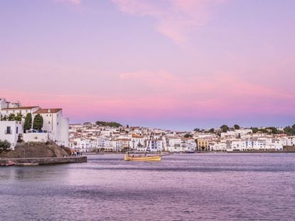 El pueblo de Cadaqués, desde el mar.