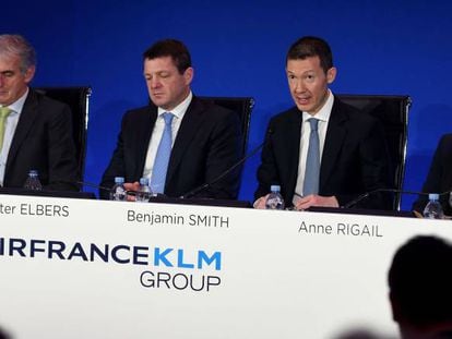 El consejero delegado de Air France-KLM, Benjamin Smith (centro derecha), el presidente de KLM Pieter Elbers (segundo por la izquierda), la consejera delegada de Air France Anne Rigail (derecha) y el director financiero de Air-France KLM Frederic Gagey (izquierda) 