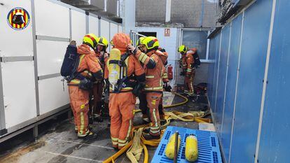 Un grupo de bomberos, durante las labores de extinción del incendio en la fábrica de Dulcesol de Gadia, este miércoles.