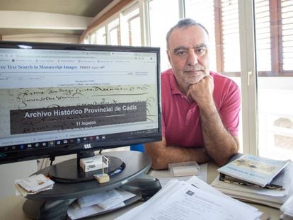 Carlos Alonso, investigador del centro de arqueología subacuática de Andalucía probando el software 'Carabela' en Cádiz.