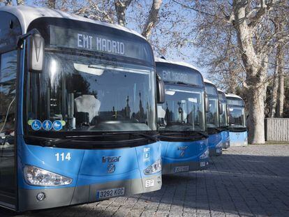 Varios autobuses de energía limpia de la EMT estacionados en Madrid.