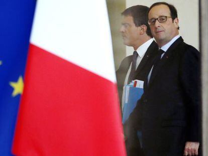 El presidente franc&eacute;s, Fran&ccedil;ois Hollande, y el primer ministro, Manuel Valls, este lunes en el El&iacute;seo durante una reuni&oacute;n sobre seguridad.