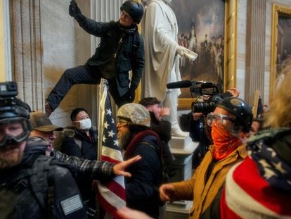 Partidarios de Donald Trump asaltan el Capitolio de Estados Unidos, en Washington (EE UU), el pasado 6 de enero.