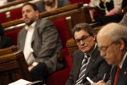 El presidente de la Generalitat, Artur Mas (c), el lider de ERC, Oriol Junqueras (i), y el conseller de Economía, Andreu Mas-Colell.