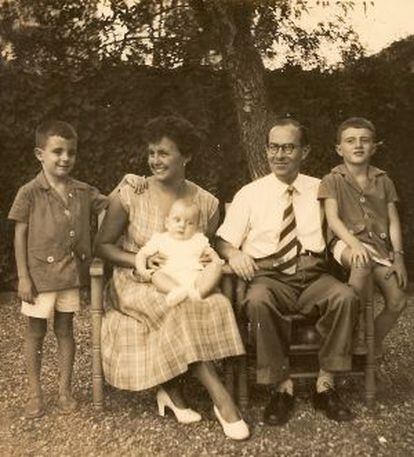 Vinyoli i Teresa Sastre amb els fills, Albert, Raimon i Joan, a la casa dels avis, a les Tres Torres.