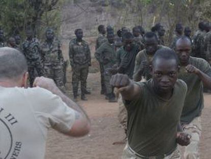 Un militar espa&ntilde;ol instruye a soldados malienses de una unidad de operaciones especiales en Kuliloro. 