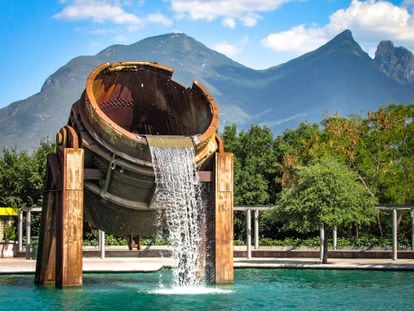 Fuente de horno de fusión de metales, en el Parque Fundidora, Monterrey, México.
