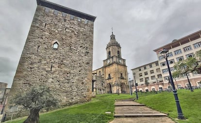 La emblemática Torre Salazar y la basílica gótico-renacentista de Santa María, al fondo, son dos de los edificios de mayor interés de la ciudad.