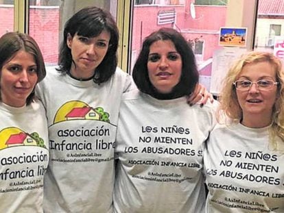 Madres de Infancia Libre (con camiseta blanca), tras ser invitadas por Podemos al Senado en 2017.