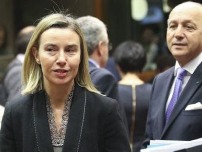 Federica Mogherini, en Bruselas con Laurent Fabius.